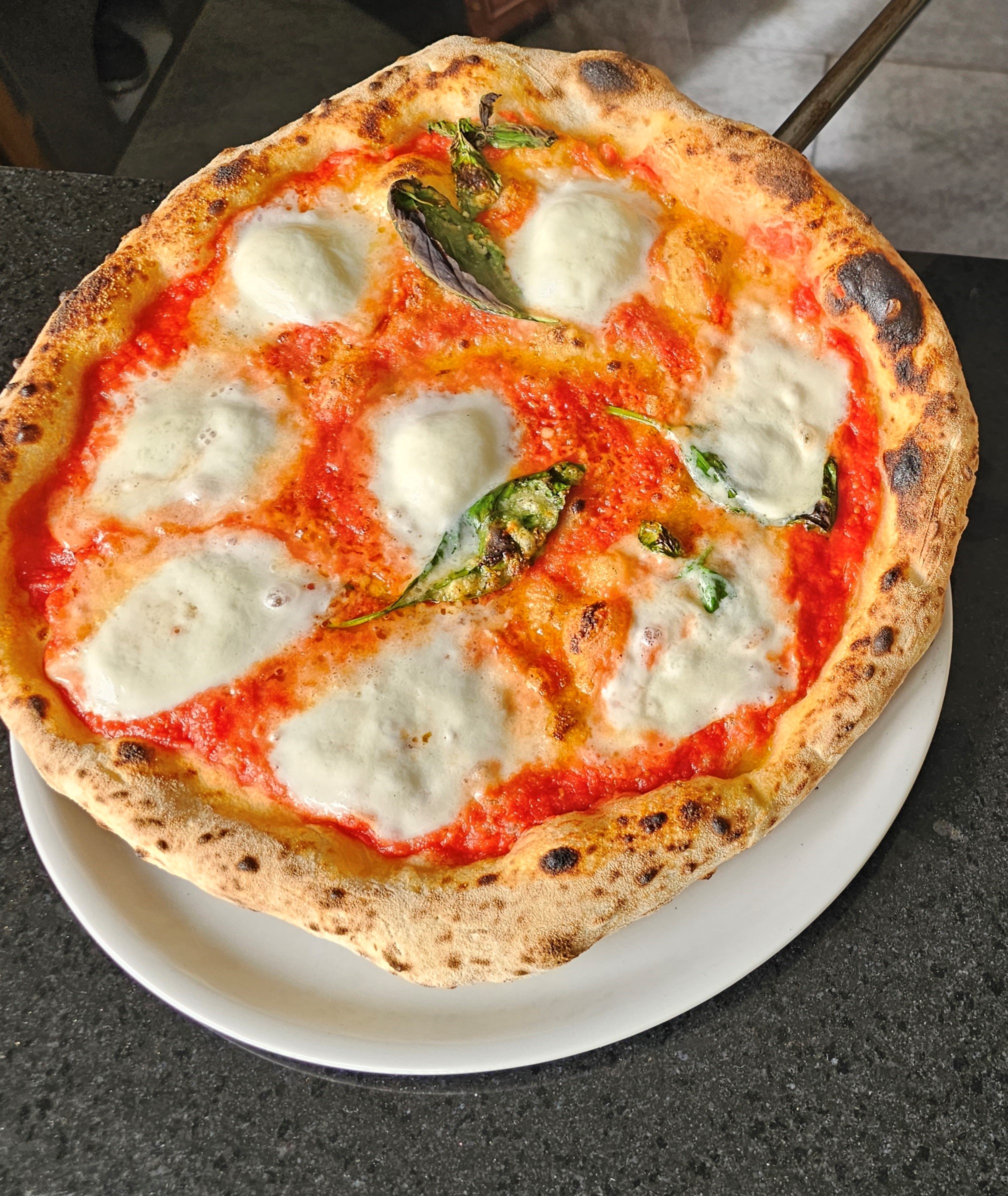 Pizza von Antica Napoli
